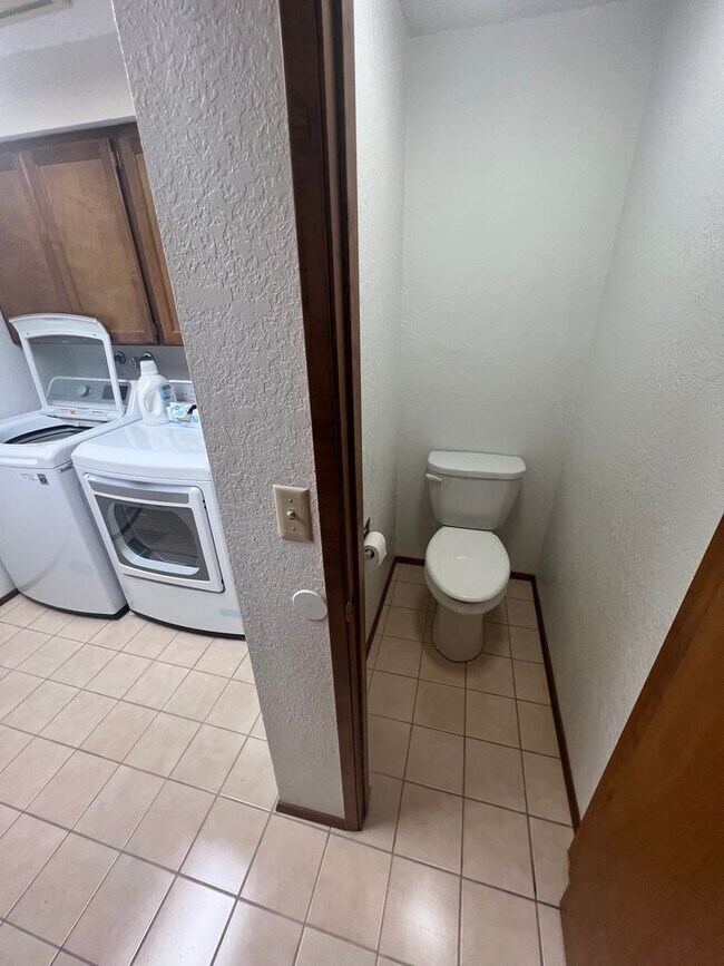 Building Photo - 250 NW Sunrise Dr