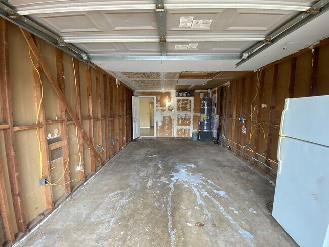Building Photo - Cozy Update Duplex