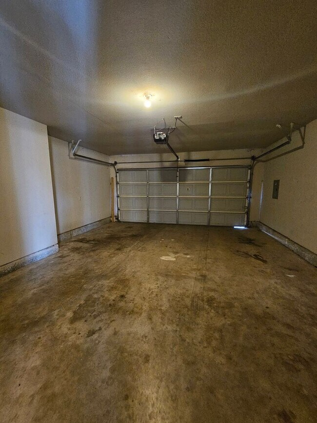 Building Photo - (3) Bed or (2)Bed + Bonus Room/(2.5) Bath ...