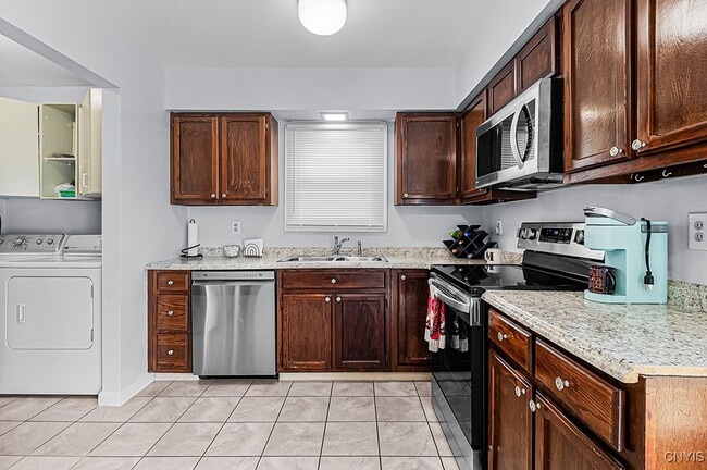 Building Photo - 9395 Pine Grove Ln