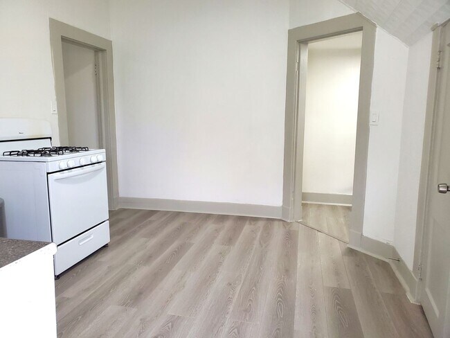 Building Photo - 1478 Johns St