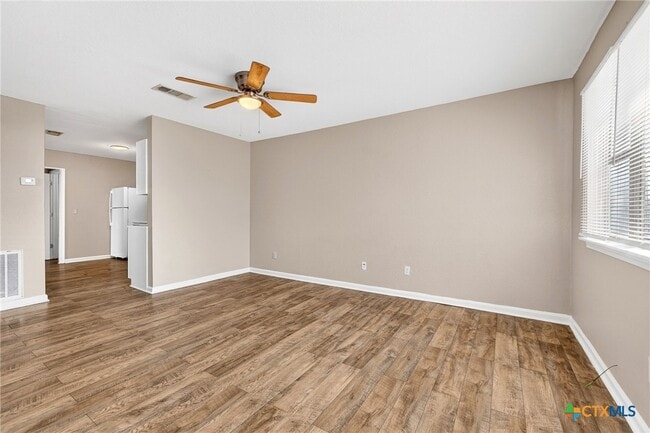 Building Photo - 905 Parmer Ave