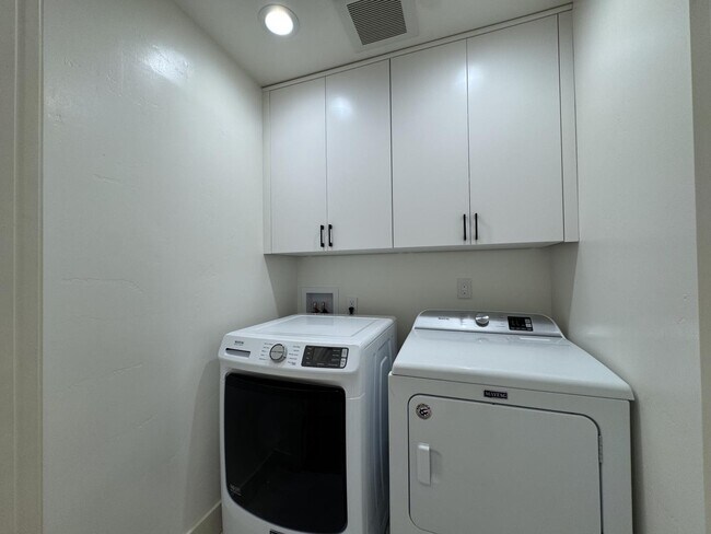 Building Photo - 864 S Bernardo Ave