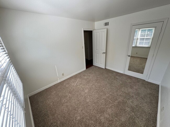 Building Photo - Central Ventura Home with Large Yard!