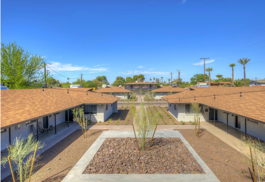 Melrose Flats Courtyard - 746 W Turney Ave, Apt 8