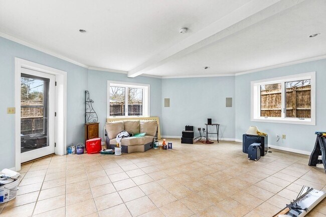 Building Photo - 328 East St