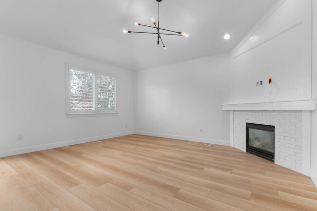 Building Photo - 196 E Water Ln