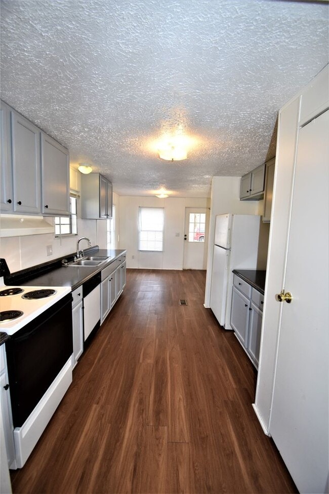 Building Photo - 3 Bedroom Pet Friendly Home For Rent in Th...