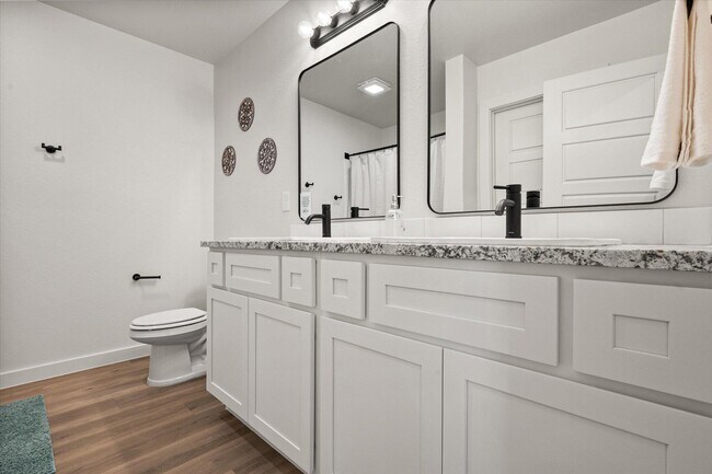 Building Photo - 2156 Langford Ave