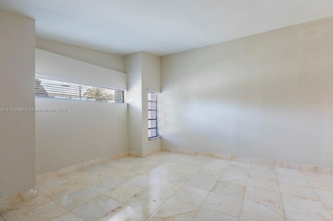 Building Photo - 2733 SW 31st Pl
