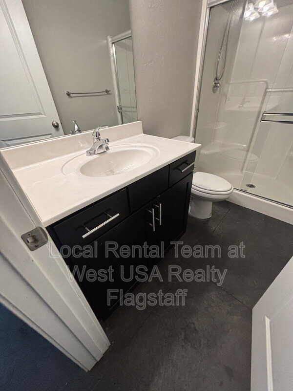 Building Photo - 522 S Fountaine St