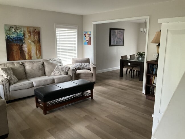 Building Photo - Beautiful 4 Bedroom/  2.5 Bath located in ...