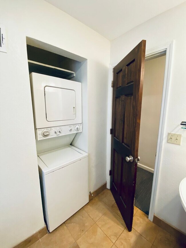 Building Photo - {5639} Spacious Ranch + Two Separate Livin...