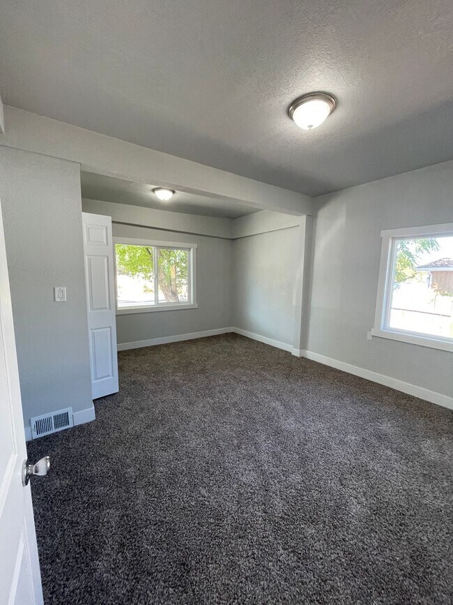 Building Photo - Spacious 4 Bed, 2 Bath Home with 2-Car Garage in Magna