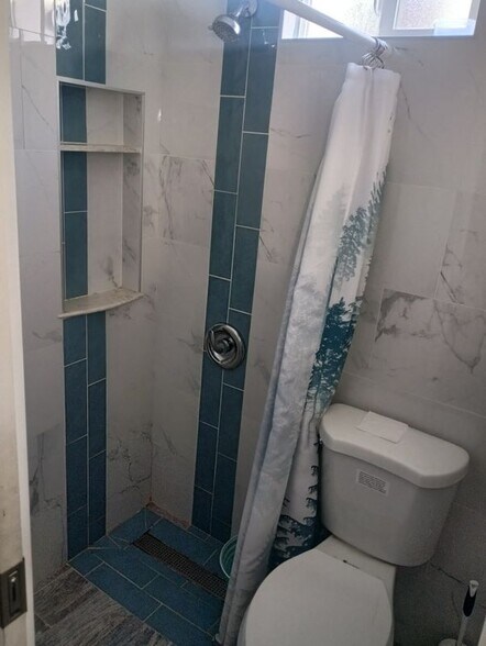 Building Photo - 3867 Winona Ave