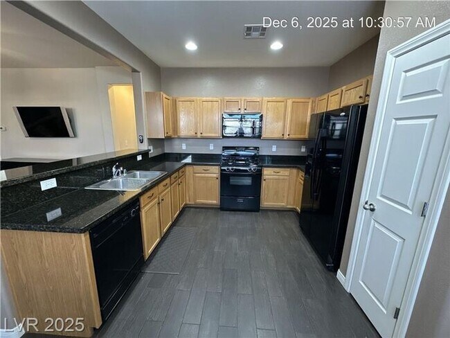 Building Photo - FURNISHED SINGLE STORY LOCATED IN THE HENDERSON AREA!!