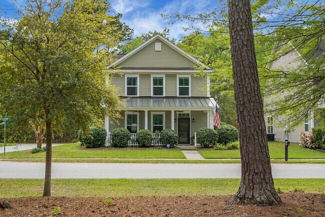 Building Photo - Johns Island 4BR, 2.5 BA Gem: Features Wood Floors, 2-Car Garage, & Community Pool