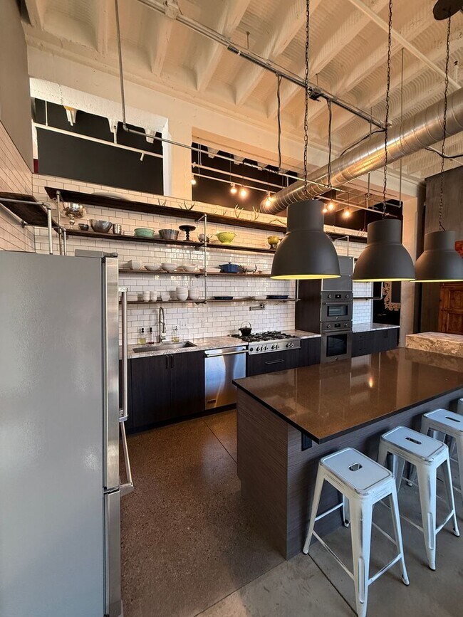 Building Photo - Fully Furnished!! Ready NOW! Sleek & Modern