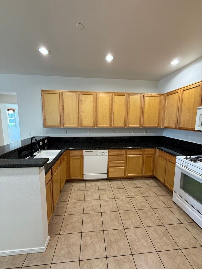 Building Photo - Beautiful 4 Bedroom, 2 1/2 Bathroom Townho...