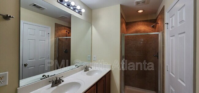 Building Photo - 3325 Fernview Dr