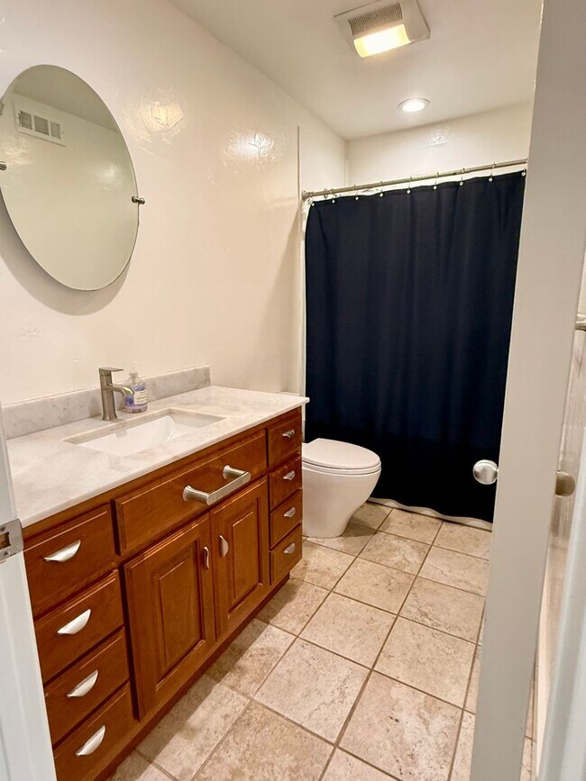 Building Photo - Large Downstairs 2br/2ba in Marina District!