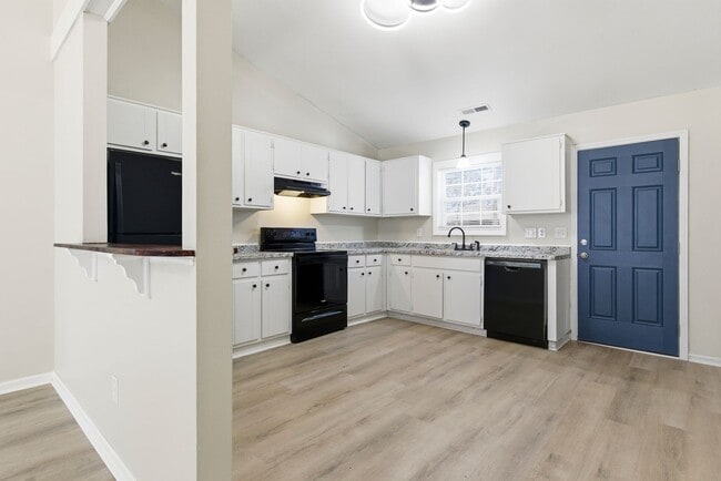 Building Photo - 2bed/1bath Duplex