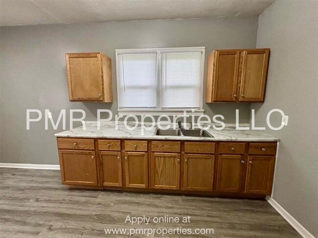 Building Photo - 3 Bedrooms / 1 Bathroom House