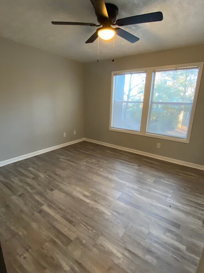 Building Photo - 6813 Willowbrook Dr