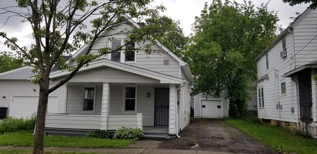 Building Photo - Old Brooklyn Area - 3 Bedroom Single Famil...