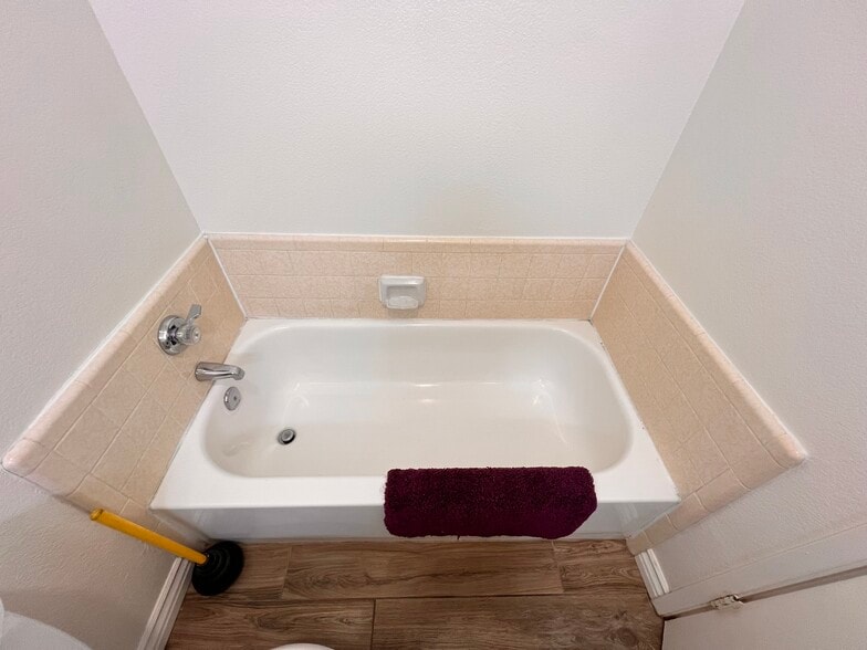 Guest bathroom w/tub - 9012 Cornwall Dr