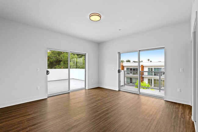 Building Photo - 2000 Lake Ave