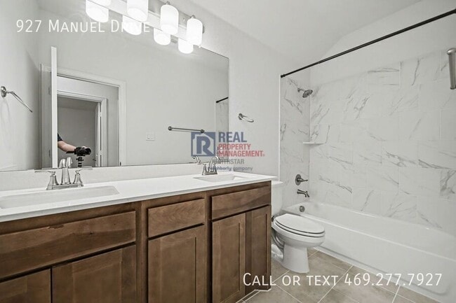 Building Photo - 927 Manuel Dr