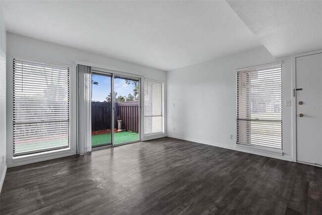 Building Photo - 60 Club House Dr