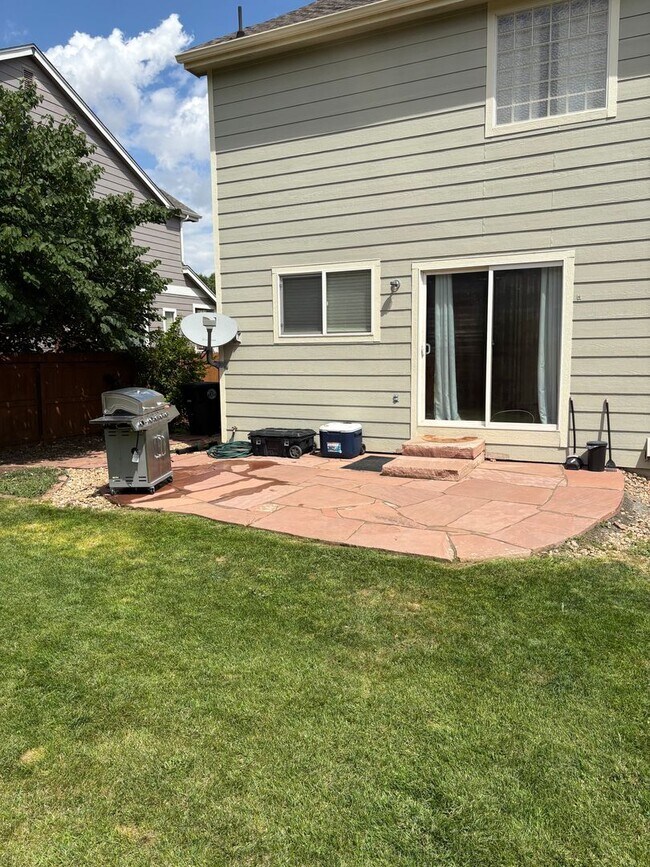 Building Photo - Spacious & Bright 3 Bedroom Home in East L...