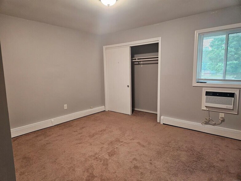 Building Photo - 1401 Farmington Ave