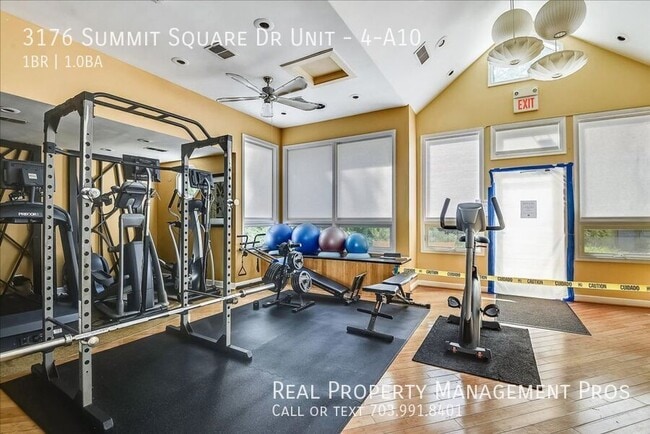Building Photo - 3176 Summit Square Dr