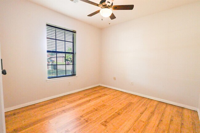 Building Photo - 5223 Jordan Ridge Dr