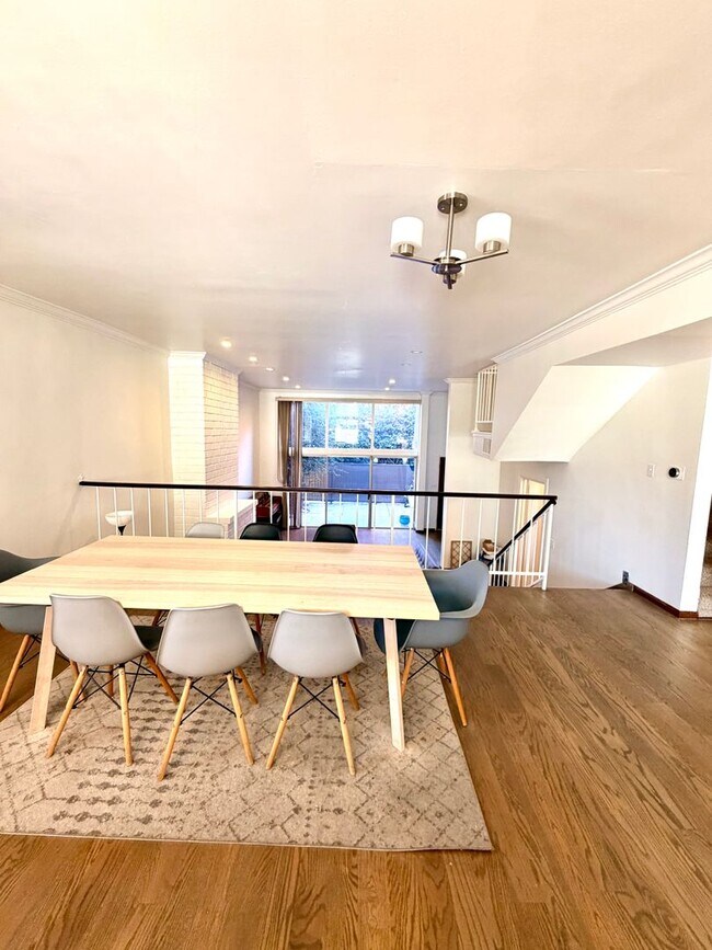 Building Photo - Townhome for Lease in Desirable Encino!