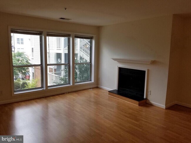 Building Photo - 3178 Summit Square Dr