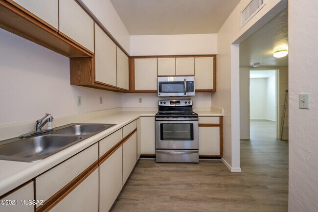 Building Photo - 312 E 24th St