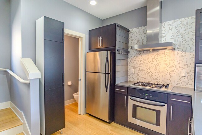 Building Photo - 3Bd/2.5Ba Seattle Townhouse