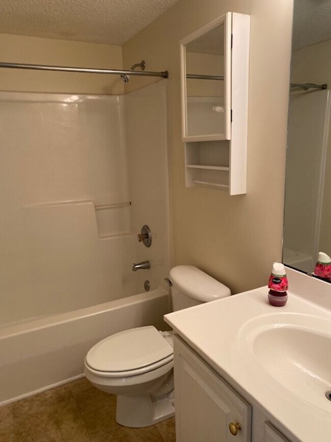 Building Photo - Condo in Holton Place