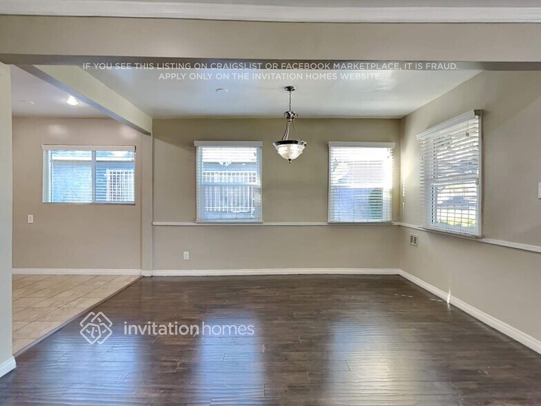 Building Photo - 726 E 99th St