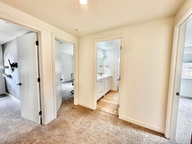 Building Photo - 6 BR / 4 BA – 4,100 SQ FT with Patio, Full Outdoor Grill, and Hot Tub