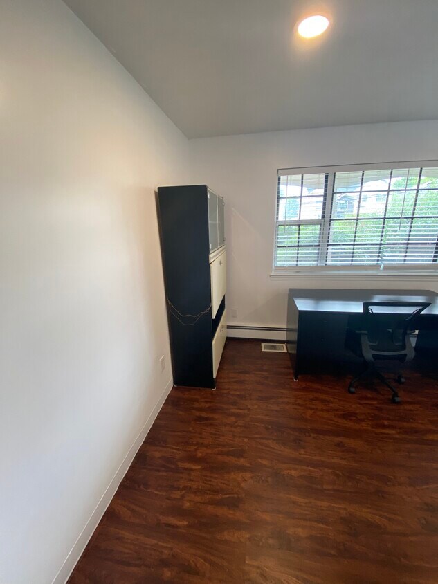 Large Bedroom 4 Windows - 40 Convent Rd