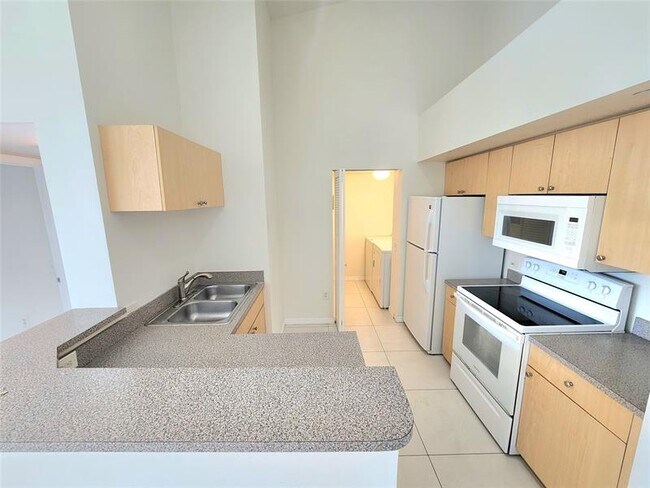 Building Photo - 1021 Villa Cir