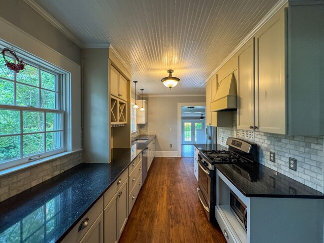 Building Photo - Gorgeous 4 Bed, 3 Bath Haymount Home