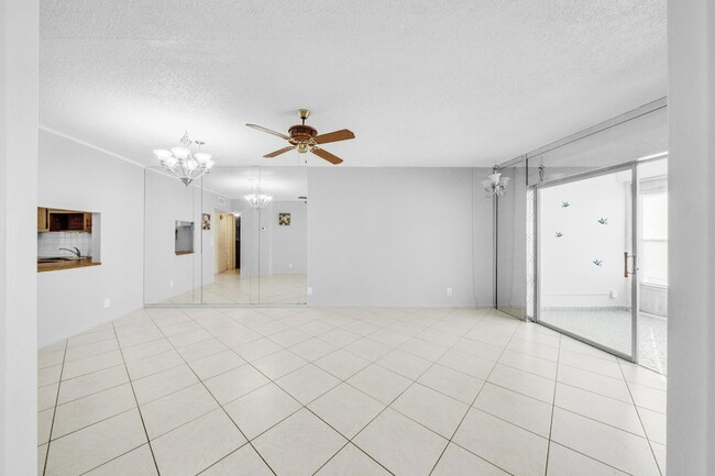 Building Photo - 1035 Country Club Dr