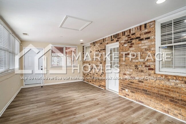 Building Photo - 2105 Pinewood Dr