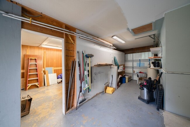 Building Photo - Updated 3-Bedroom Home with Private Yard &...